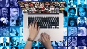 Mãos digitando em laptop, cercado por fotos diversas em azul.