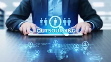 Pessoa usando tablet com ícone de outsourcing.