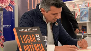 Ricardo Basaglia autografando seu livro "Lugar de Potência".