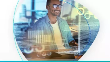 Homem sorrindo usando computador com gráficos sobrepostos.