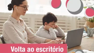 Mulher trabalhando no laptop com criança ao lado, texto 'Volta ao escritório'.