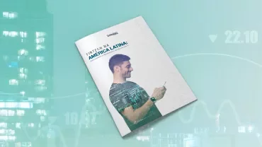Capa de relatório sobre a América Latina com homem sorrindo e prédios no fundo.