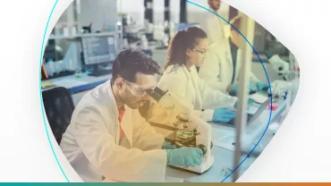 Cientistas analisando amostras em laboratório.