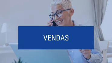 Mulher ao telefone e utilizando o computador