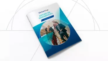 Capa de relatório 'Estudo de Remuneração' com imagem de pessoas em escada.