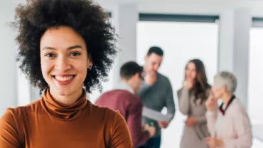 Mulher brasileira a frente de sua equipe