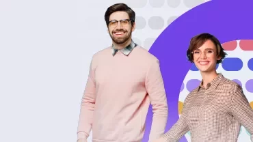 Homem de suéter rosa e mulher sorrindo com camisa xadrez.