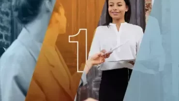 Mulher sorrindo entregando documento em um ambiente corporativo.