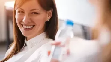 mulher olhando para frente