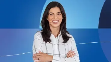 persona cruzada de brazos