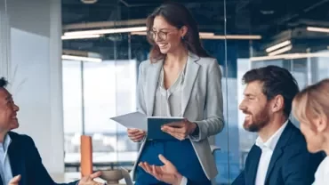 Reunião corporativa em escritório moderno com equipe de trabalho e dispositivos digitais