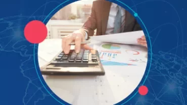 Pessoa usando calculadora com gráficos ao fundo.