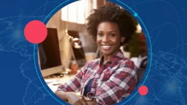 Mulher sorridente em frente a computador, fundo azul com mapa mundial.