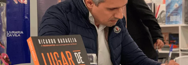 Ricardo Basaglia autografando seu livro "Lugar de Potência".