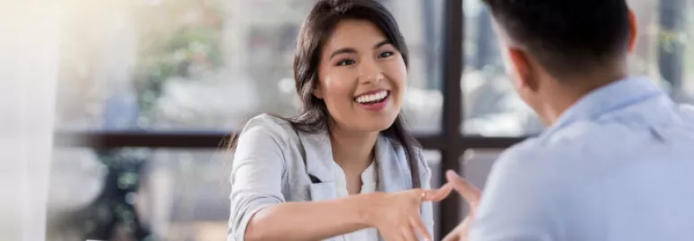 Mulher asiática estendendo as mãos para um homem