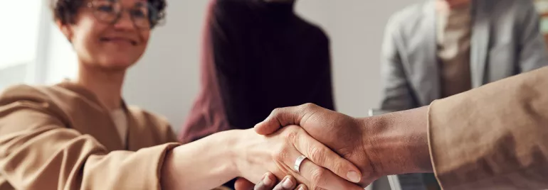 Dois profissionais apertando as mãos