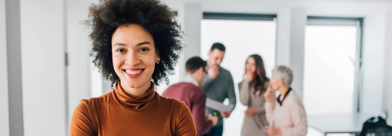 Mulher brasileira a frente de sua equipe