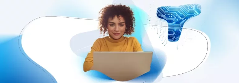 Mulher no computador com fundo do Talent Trends 2025