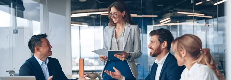 Reunião corporativa em escritório moderno com equipe de trabalho e dispositivos digitais