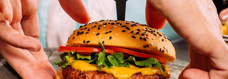 Foto promocional da "Fazenda do Futuro" de um hambúrguer 