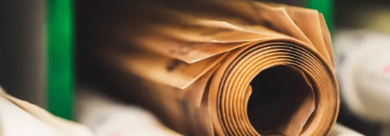 Rolo de papel enrolado em um fundo desfocado.