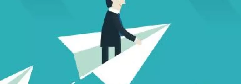 Ilustração de homem voando em avião de papel entre nuvens.