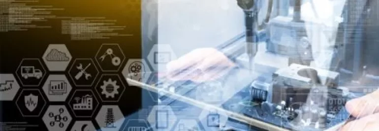Operário usando tablet em fábrica com gráficos digitais.