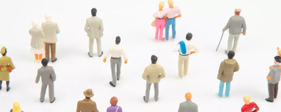 Miniaturas de pessoas de costas em um fundo branco.