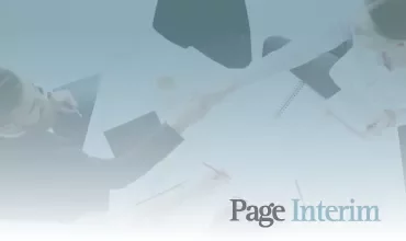 Duas pessoas apertando as mãos sobre a mesa, vista de cima.