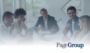 Grupo de pessoas em reunião em escritório moderno.