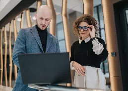 Dos personas hablando