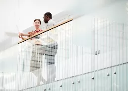 Dos personas hablando