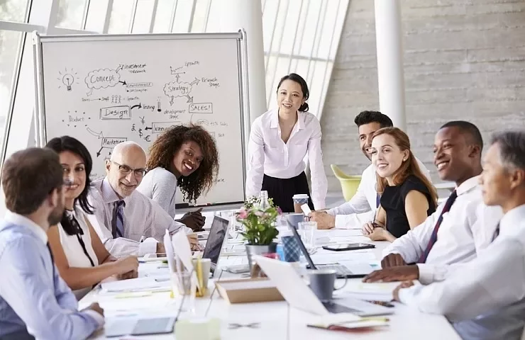 pessoas em sala de reunião