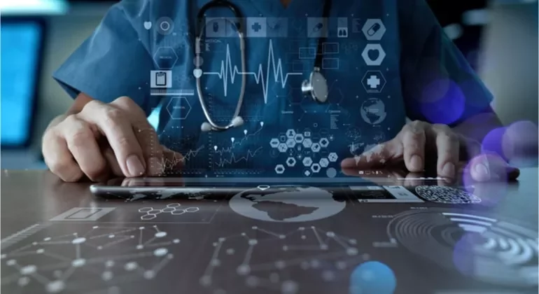 Médico usando tablet com gráficos digitais de saúde.
