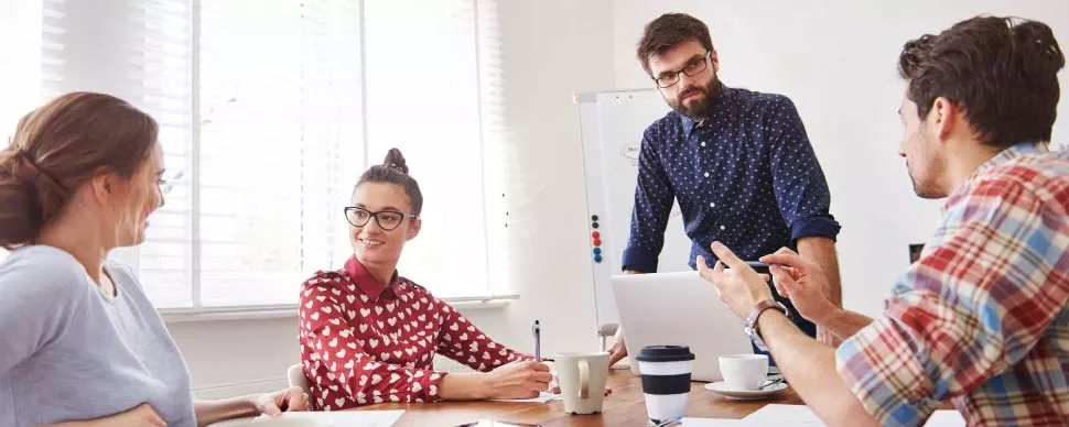 Grupo de pessoas discutindo em uma reunião de trabalho.