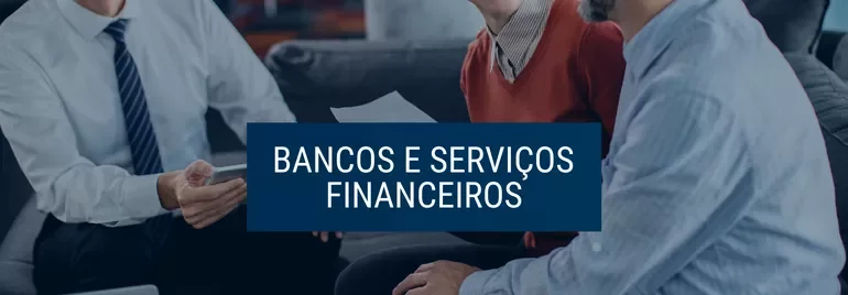 Três pessoas discutindo sobre bancos e serviços financeiros.