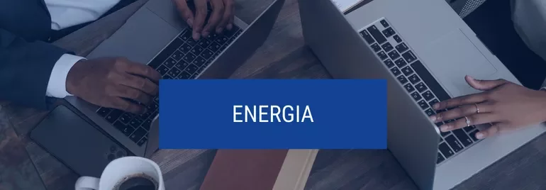 Duas pessoas trabalhando em laptops com a palavra 'energia'.
