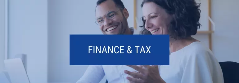 Duas pessoas sorrindo ao lado do texto: Finanças & Impostos.