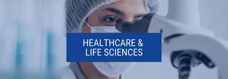 Cientista com máscara usando microscópio em laboratório; texto sobre ciência da vida.