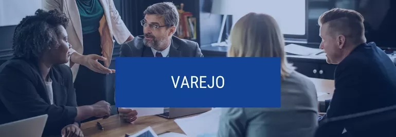 Grupo de pessoas em reunião de negócios com a palavra 'Varejo' em destaque.