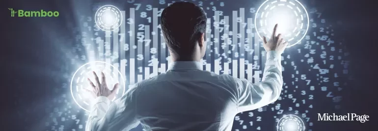 Homem interage com holograma digital, cercado por números e gráficos.
