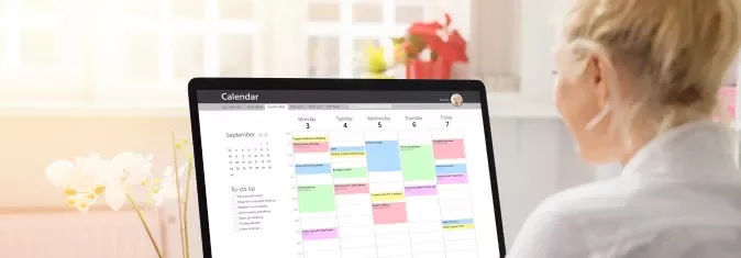 Pessoa usando computador com calendário digital.