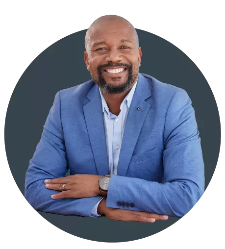 Profissional com paletó azul sobre fundo cinza escuro, representando Page Executive.