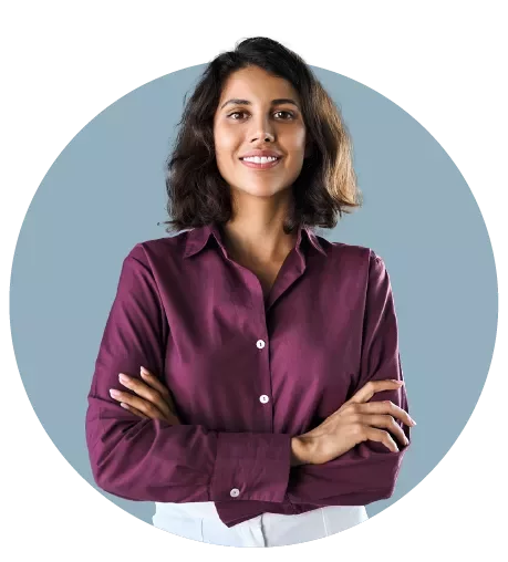 Profissional com camisa social roxa sobre fundo azul claro, representando Page Outsourcing.