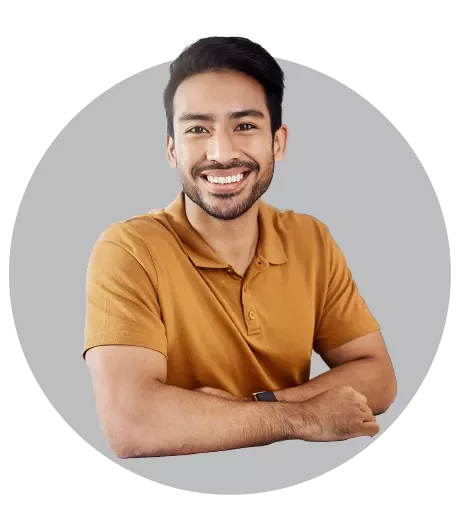 Profissional com camiseta polo sobre fundo cinza, representando Page Interim.