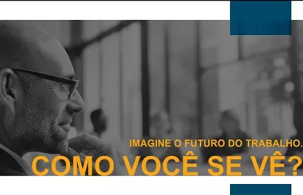 Homem em óculos observando com fundo desfocado.