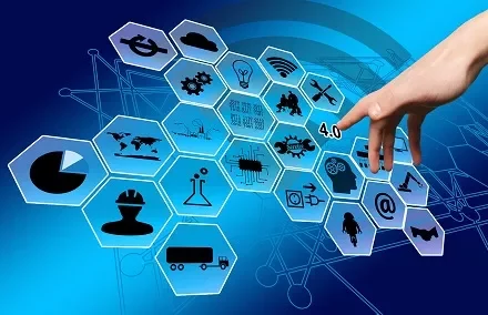 Mão tocando ícones hexagonais representando tecnologia e inovação.