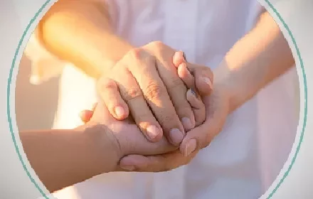 Duas mãos unidas simbolizando apoio e solidariedade.