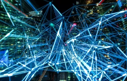 Linhas de luz azul sobre uma cidade à noite, simbolizando tecnologia.