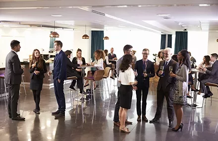 Pessoas socializando em um evento de negócios.